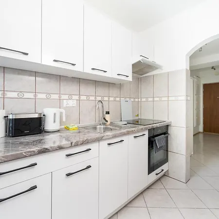 Dzielna Comfort By Bookinghost